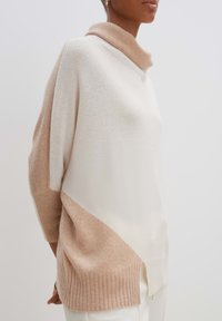 Ecru- und beigen Farbblock-Pullover mit hohem Kragen, langen Ärmeln und geripptem Saum. Weiches, strukturiertes Material mit lockerer Passform.