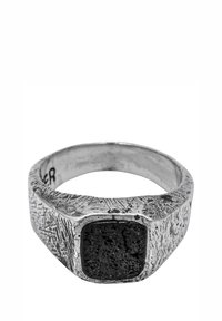 Sidabro žiedas su tekstūruota, nelygia paviršiaus struktūra; centre – kvadratinis juodas akmuo, kontrastuojantis su blizgančia metaline juosta.