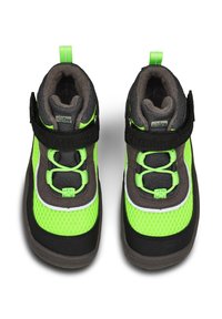 Kinderfußbekleidung mit einem grauen und lebhaft neongrünen Obermaterial aus Netzgewebe, runder Form, verstellbarem Riemen und strukturiertem Gummisohle.