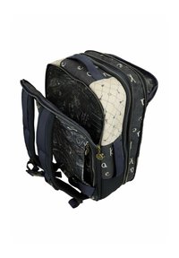 Schwarz-weiß gemusterter Rucksack mit mehreren Fächern, gepolsterten Tragegurten und einem Reißverschluss. Enthält abstrakte Designs auf dem Stoff.