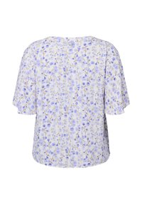Blouse légère à fleurs avec manches courtes, présentant un motif lavande et crème, col rond et texture douce.