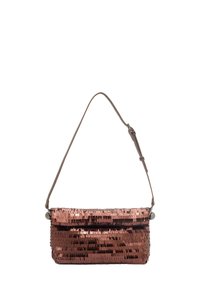 Różowo-złota torebka na ramię z cekinami, z klapą, gładką fakturą, regulowanym paskiem i metalicznymi akcentami. Prostokątny kształt.