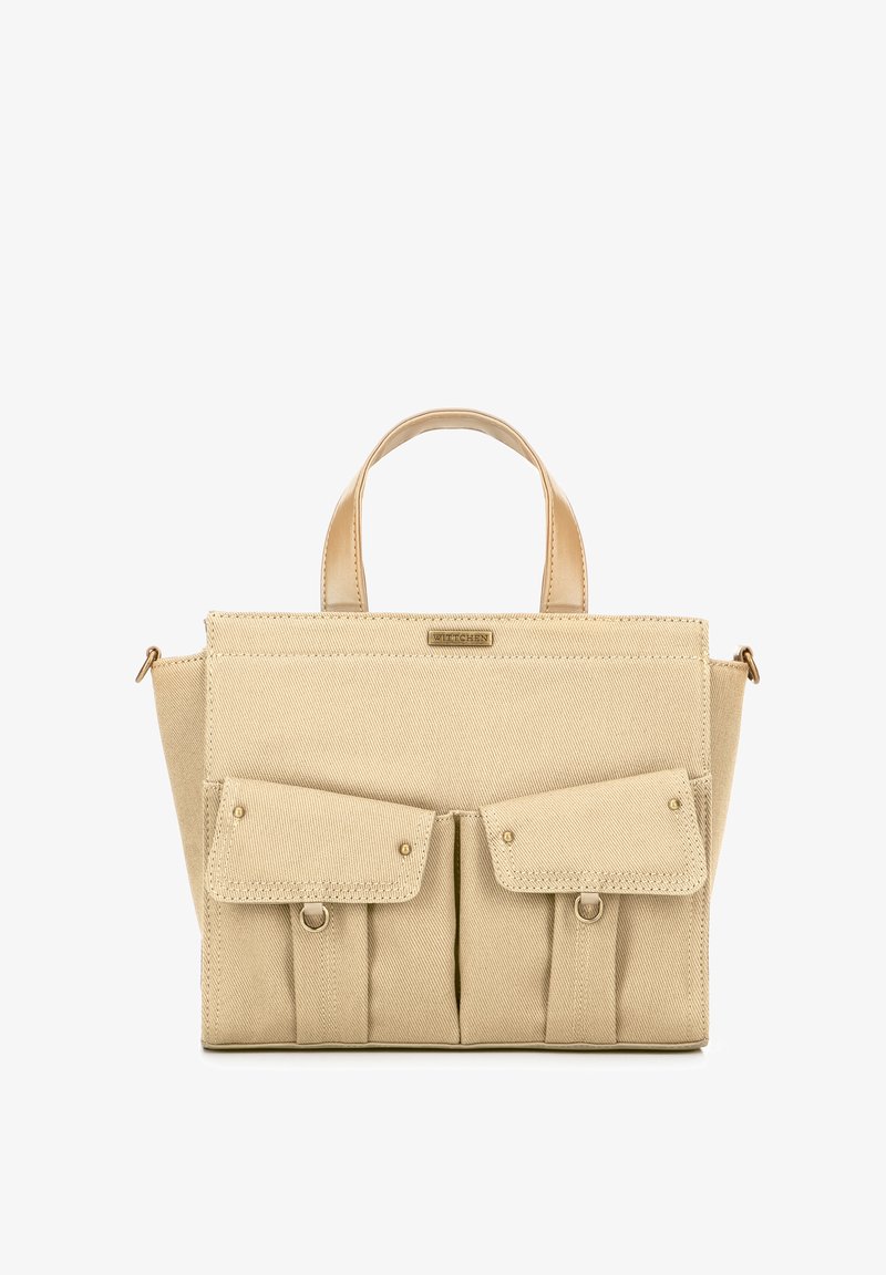 Borsa a tracolla in tela beige con due tasche frontali, dettagli in metallo dorato e doppio manico corto. Forma strutturata e finitura in tessuto testurizzato.