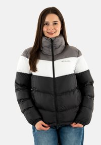 Giacca imbottita nera, grigia e bianca con colletto alto e chiusura zip. Presenta un design a Chevron e polsini elastici. Materiale leggero e isolante.