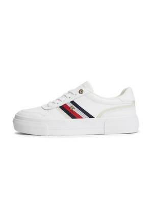 Zapatilla deportiva blanca de caña baja con suela gruesa, cordones en la parte delantera y detalle de tela con rayas rojas, blancas y azul marino en el lateral.
