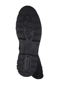 Suela de zapato de goma negra con un diseño texturizado y patrones de agarre, además de un logotipo en relieve. Forma plana con acentos elevados para mejorar la tracción.