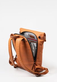 Brauner Leder-Rucksack mit verstellbaren Trägern, einem Innenfutter in Rautenmuster und einem Reißverschluss, ausgestattet mit einer Fronttasche und einer oberen Klappe.