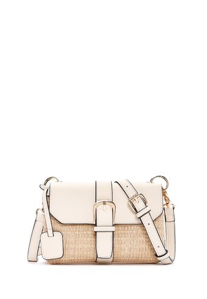 Kleine rechthoekige beige geweven schoudertas met een off-white leren klep, verstelbare band, gesp als sluiting en een hangend leren label.