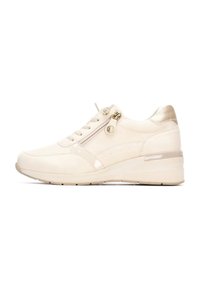 Zapatilla beige con parte superior texturizada, acentos brillantes, cierre de cordones y cremallera lateral, suela acolchada y tacón bajo en cuña.