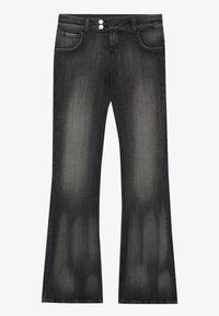 Jeans de mezclilla negros acampanados con un acabado desgastado, diseño de cinco bolsillos y doble botón en la cintura.