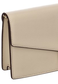 Beige clutch van getextureerd leer met een ontwerp van een gevouwen klep en bruine bies, voorzien van hardware in goudkleur en nauwkeurige stikaccenten.