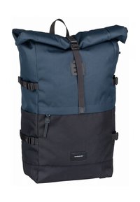 Zaino con design roll-top, presenta una sezione superiore blu scuro e una sezione inferiore nera. Realizzato in tessuto strutturato, include spallacci regolabili e componenti in metallo.