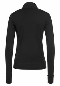 Schwarze Sportjacke mit glatter Textur, langen Ärmeln und hohem Kragen. Sie verfügt über maßgeschneiderte Nähte und eine figurbetonte Silhouette.