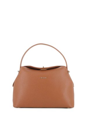 Bolso de mano de cuero marrón con textura, con una sola asa superior y una pequeña placa metálica con el logo en el centro del frente.