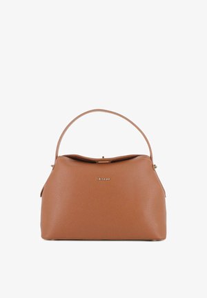 Bolso de mano de cuero marrón con textura, con una sola asa superior y una pequeña placa metálica con el logo en el centro del frente.