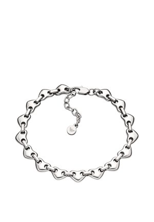 Pulsera de cadena de plata con una serie de eslabones en forma de corazón, que cuenta con un cierre seguro y una longitud ajustable. Textura lisa y pulida.