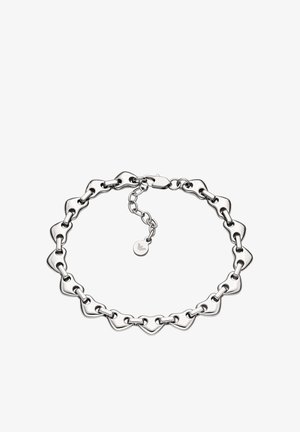 Pulsera de cadena de plata con una serie de eslabones en forma de corazón, que cuenta con un cierre seguro y una longitud ajustable. Textura lisa y pulida.