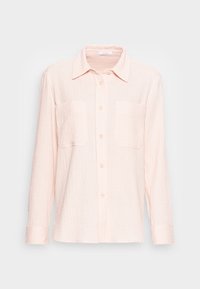 Camisa de botón de manga larga texturizada en rosa claro con dos bolsillos en el pecho y un cuello clásico, exhibida sobre un fondo liso.