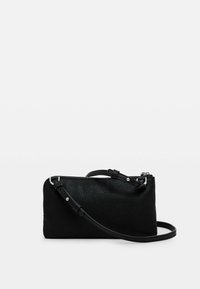 Bolso cruzado de cuero negro con superficie texturizada, cierre de cremallera y correa ajustable. Diseño minimalista, forma rectangular y acentos plateados.