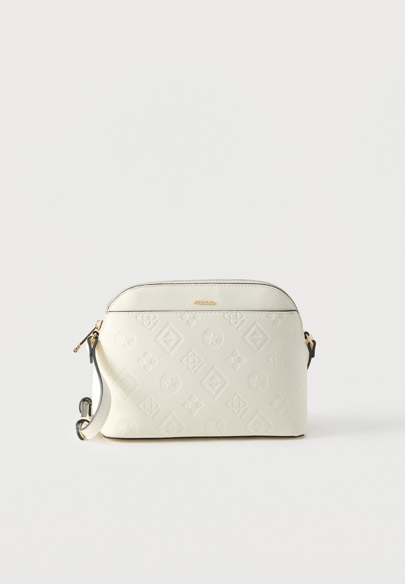 Sac bandoulière en cuir blanc embossé avec fermeture éclair dorée et petit logo "ALDO" doré à l'avant.