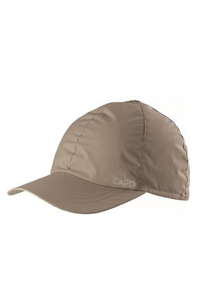 Casquette de baseball en tissu doux marron clair avec des panneaux cousus et une visière incurvée, avec un petit logo « CAPO » sur le côté.