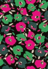 Motivo floreale su tessuto con fiori rosa e verdi su sfondo nero, con foglie e dettagli bianchi, texture morbida.