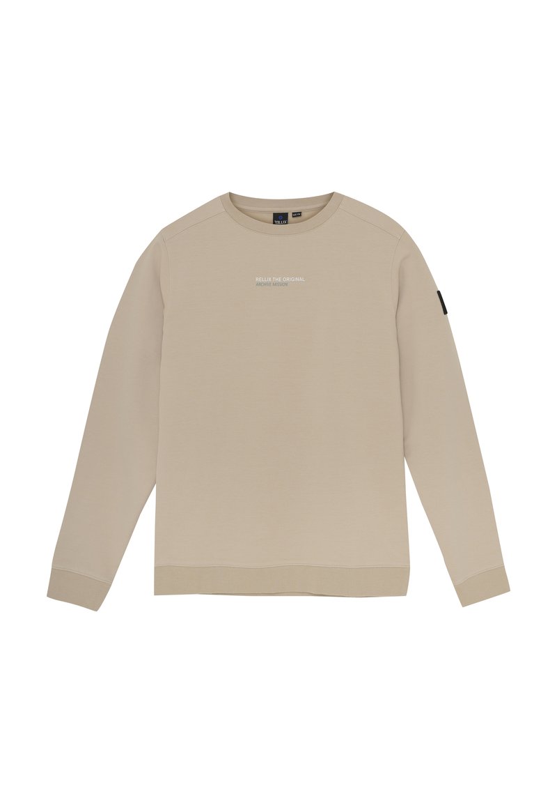 Beżowa bluza crewneck wykonana z miękkiego materiału, z subtelnym logo na klatce piersiowej, ściągaczami przy mankietach i u dołu. Klasyczny krój z długimi rękawami.