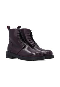 Lila Lederstiefeletten mit glatter Oberfläche, Schnürdesign, runder Zehenpartie und niedrigem Blockabsatz. Mit Zuglaschen für einfaches An- und Ausziehen.