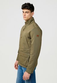Wrangler INSULATED FIELD FOR REGULAR FIT . - Lichte jas - ivy green