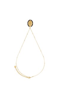 Collana in oro con pendente ovale centrale decorato con perline nere e una superficie con motivo testurizzato. Chiusura regolabile.