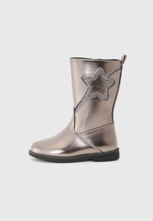 Glanzende metallic roze laars met een marineblauw sterrenontwerp aan de buitenkant, voorzien van een vlakke zwarte zool en een gladde afwerking.