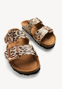 Sandales à imprimé léopard avec deux sangles réglables, boucles en or rose et semelle en liège ; surface texturée et semelle extérieure en caoutchouc noir.