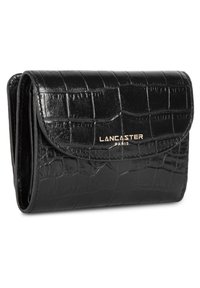 Portafoglio in ecopelle di coccodrillo nera con pattina pieghevole e logo "LANCASTER PARIS" in oro, caratterizzato da una finitura liscia e testurizzata.