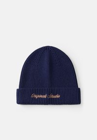 Jūras spēku adīta beanie ar ribotu tekstūru un salocītu maliņu, uz kuras ir izšūts teksts "Originals Studio" zeltā.