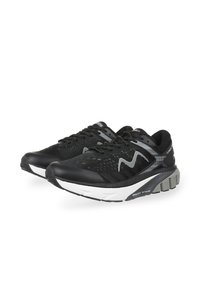 Scarpe sportive nere con una tomaia in rete leggera, dettagli grigi, un collarino imbottito e una suola ammortizzata bianca e grigia. Presentano un design audace e un buon grip.