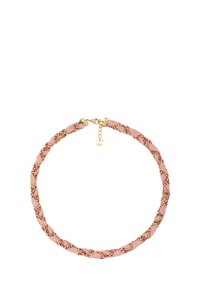 Vlechtcollier van zachtroze stof met gouden accenten en een decoratieve sluiting. Bevat verstrengelde draden met rode en gouden decoratieve elementen.