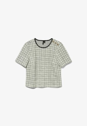 Top de manga corta en un patrón de cuadros blanco y negro, hecho de una tela texturizada; cuenta con un cuello redondo con ribete negro y detalles dorados en el hombro.