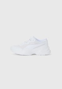 Nike bianco sportivo con tomaia in rete e colletto imbottito. Suola leggera con superficie texturizzata. Design minimale senza loghi visibili.