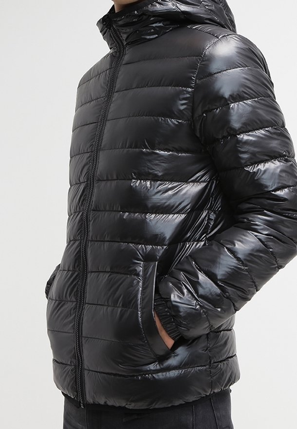 Parka noire avec une finition brillante, motif matelassé horizontal, fermeture éclair à l'avant et capuche. Dispose de poches latérales et de poignets élastiques.