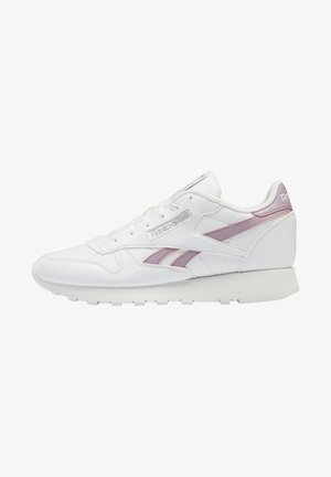 Baskets basses blanches Reebok avec des bandes de logo rose clair et une semelle blanche, vues de l'intérieur.