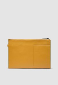 Clutch giallo in pelle con una texture liscia, dotato di chiusura a zip e tasca frontale. Bordo con un colore a contrasto.