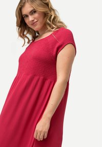 Ulla Popken GESMOKTE  CARRÉHALS - Pletené šaty - dark pink