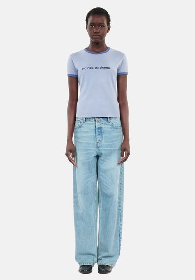 The Kooples SÉRI NO RISK MANCHES COURTES - Camiseta estampada - stone blue