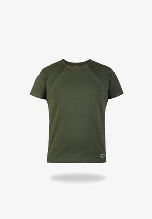 Olijf groene t-shirt gemaakt van zachte stof, met een ronde halslijn, korte mouwen en drukknoopsluitingen op de schouders voor gemakkelijk aan- en uittrekken.
