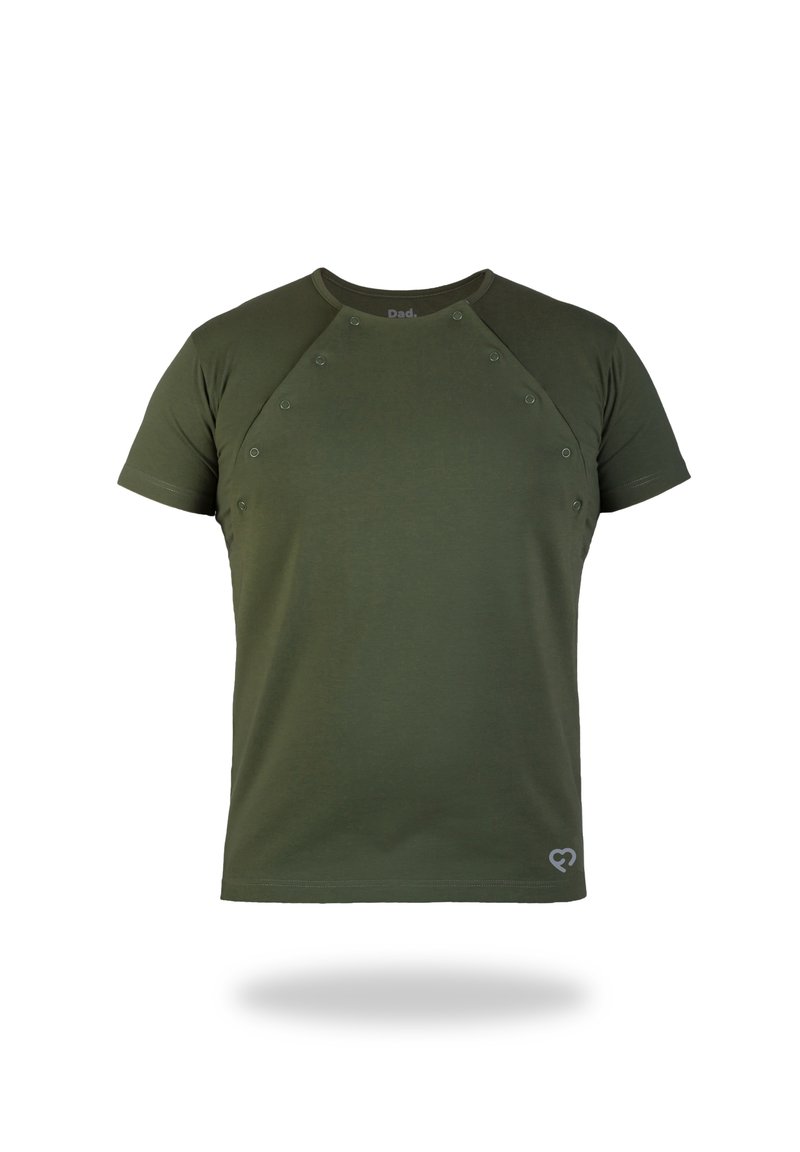 T-shirt verde oliva realizzato in tessuto morbido, con scollatura rotonda, maniche corte e chiusure a pressione sulle spalle per una facile vestibilità.