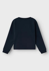 Felpa blu navy con maniche lunghe, collo a giro e polsini a costine. Tessuto morbido con un design semplice e pulito, senza motivi o accessori visibili.