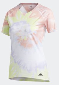 T-shirt de sport Adidas à manches courtes avec motif tie-dye pastel jaune, orange et violet clair, petit logo sur le bas à gauche devant.