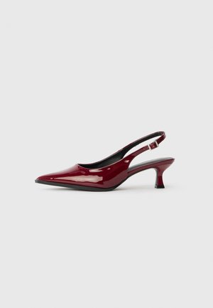 Burgundia läikivast nahast slingback-kontsaga kingad, millel on terav varvas ja stiilne stiletto-tald. Avatud tagaosa disain koos reguleeritava pahkluu rihmaga.