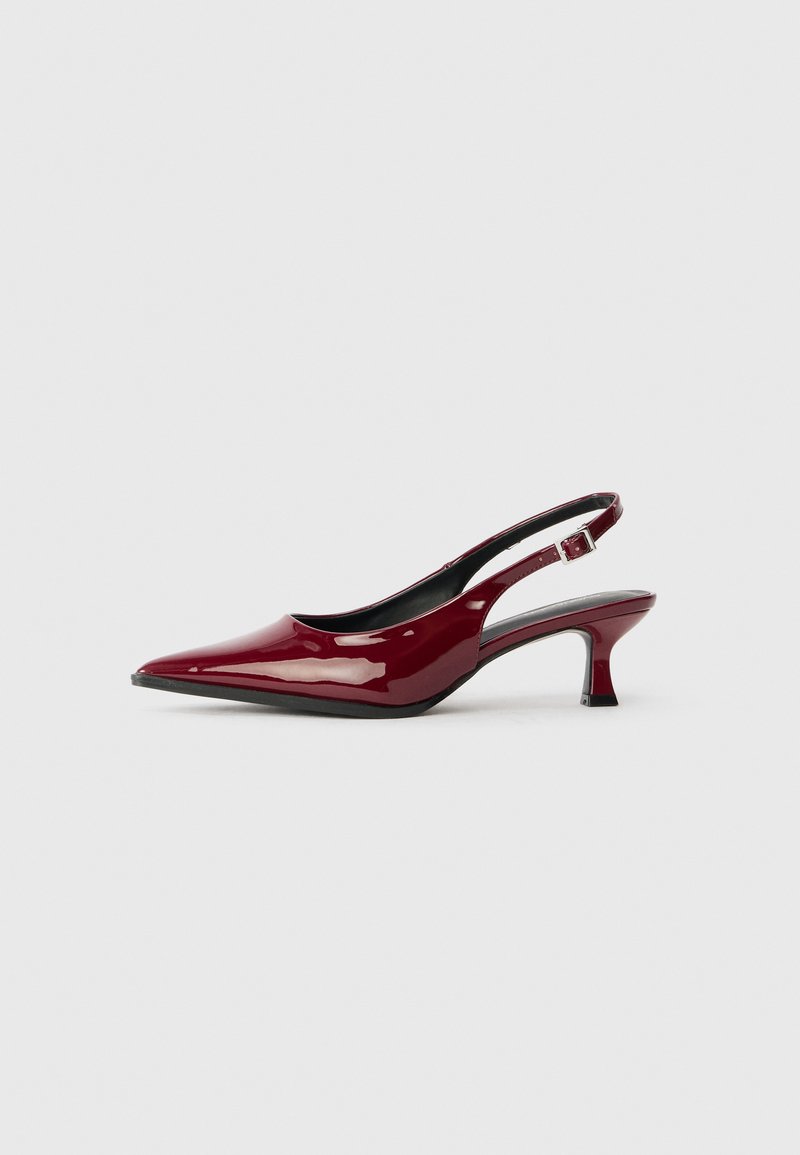 Burgundy lackläder slingback klackar med spetsig tå och en elegant stiletto-häl. Öppen bakdesign med justerbar ankelrem.