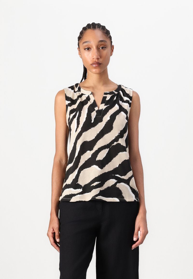 Top senza maniche con stampa zebra nera e beige, scollatura a V e dettagli arricciati sulle spalle. Tessuto dalla texture liscia.
